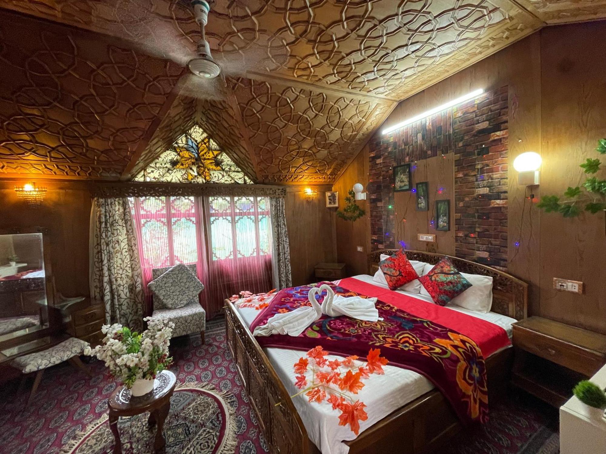 New Sea Palace Houseboats Srinagar  Exterior photo