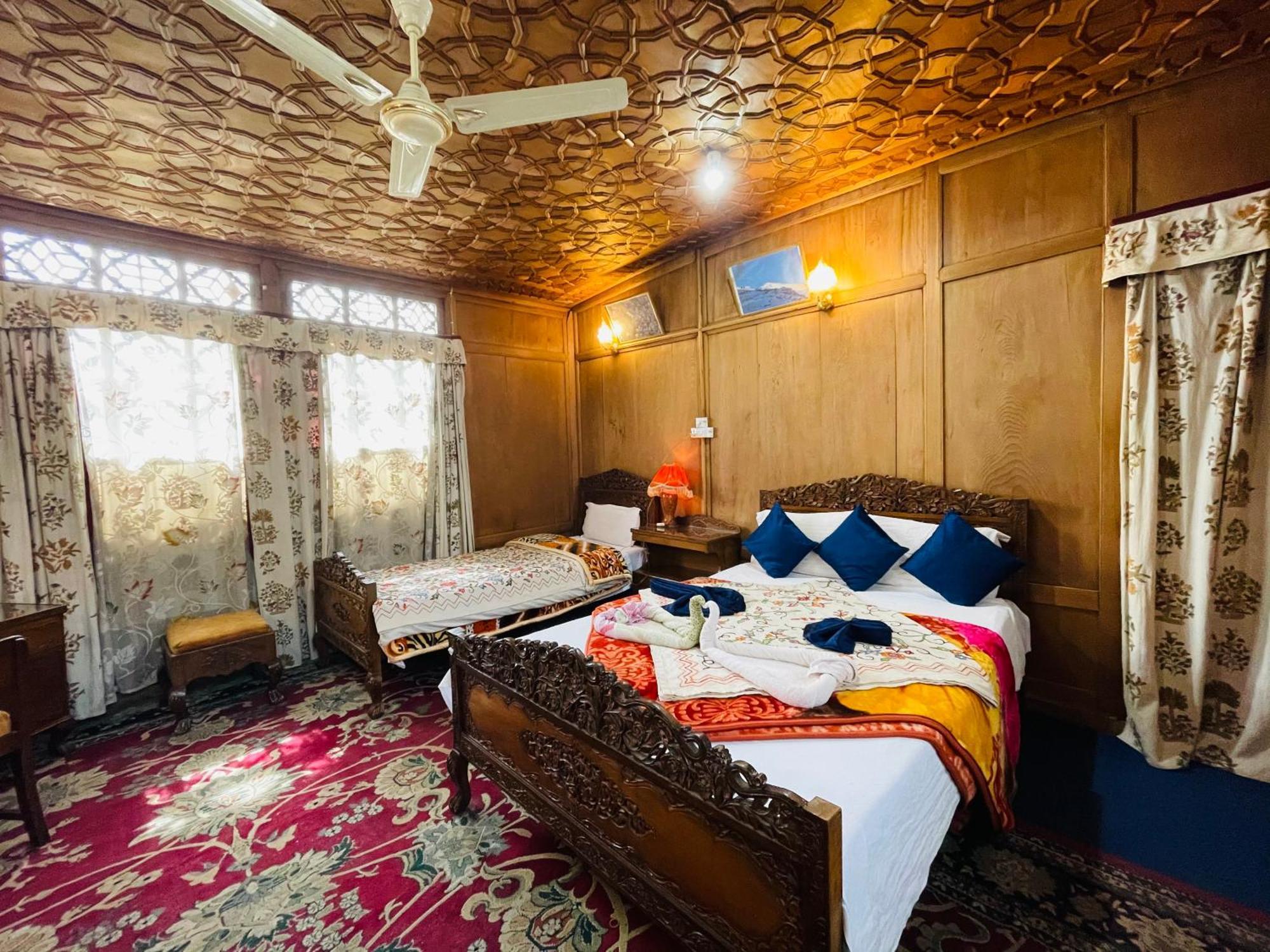New Sea Palace Houseboats Srinagar  Exterior photo
